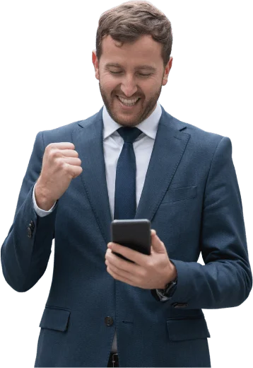 Biznesmen uśmiechający się do telefonu